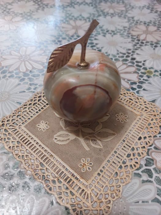 Яблоко-сувенир из оникса.