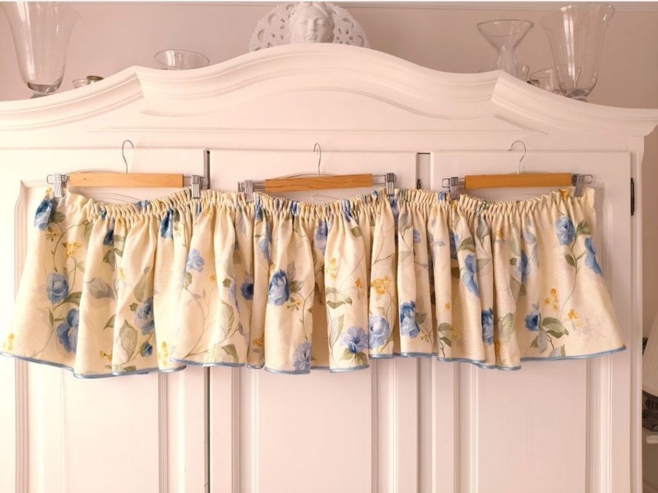 Komplet zasłon szytych na wzór angielski: 2 kotary+lambrekin