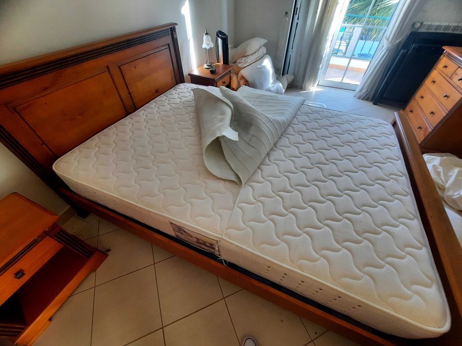 Cama, colchão, cabeceiras e cómoda