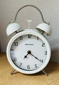 ozdobny zegar w kształcie budzika