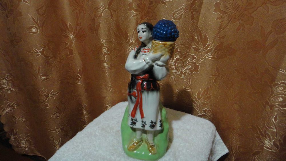 Штоф Українка із під горілки. В гарному стані.