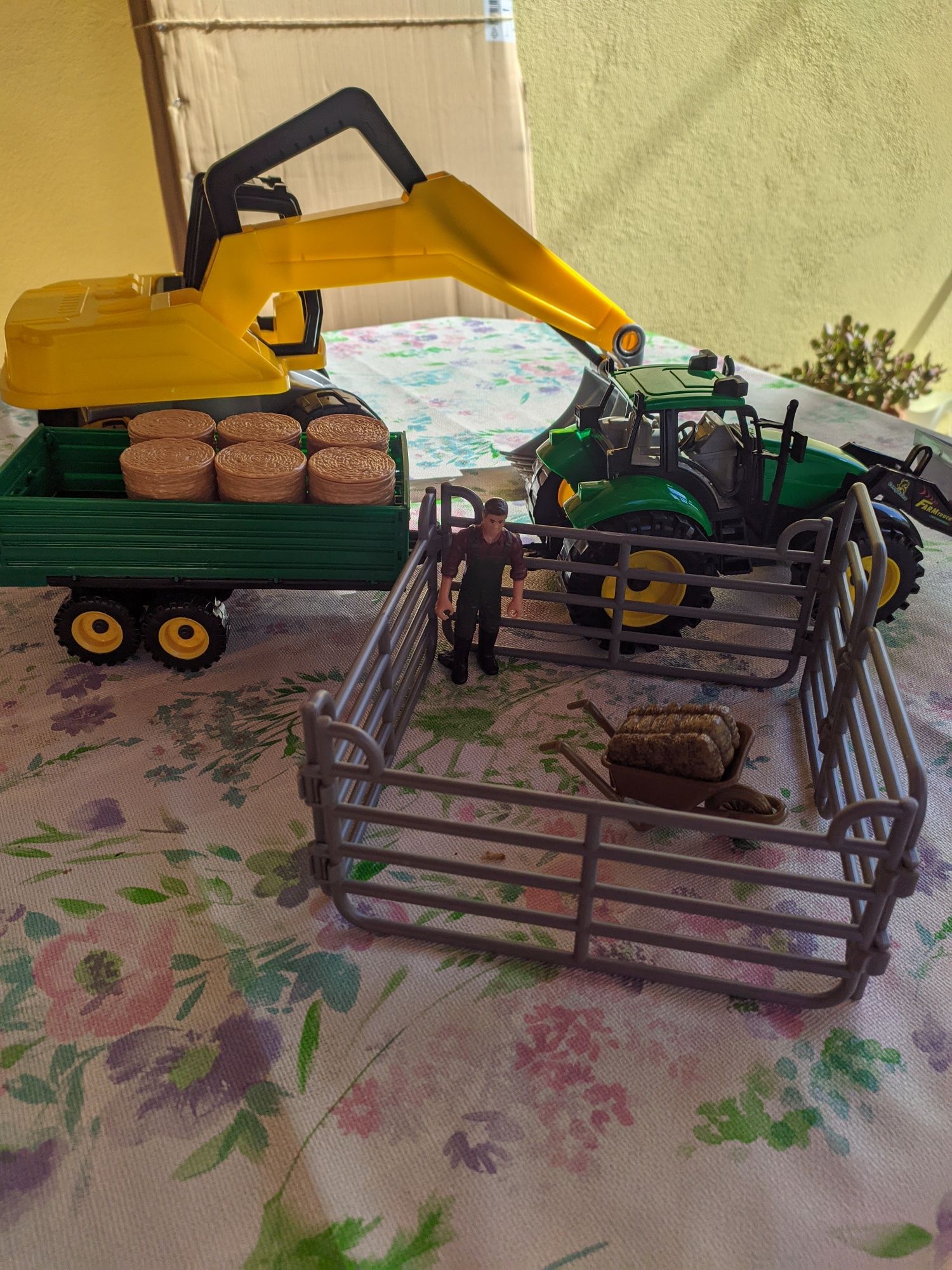 Brinquedo retroescavadora + tractor+ acessórios