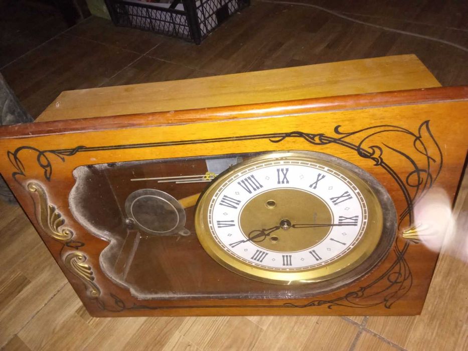 Годинники настінні, механічні з боєм.