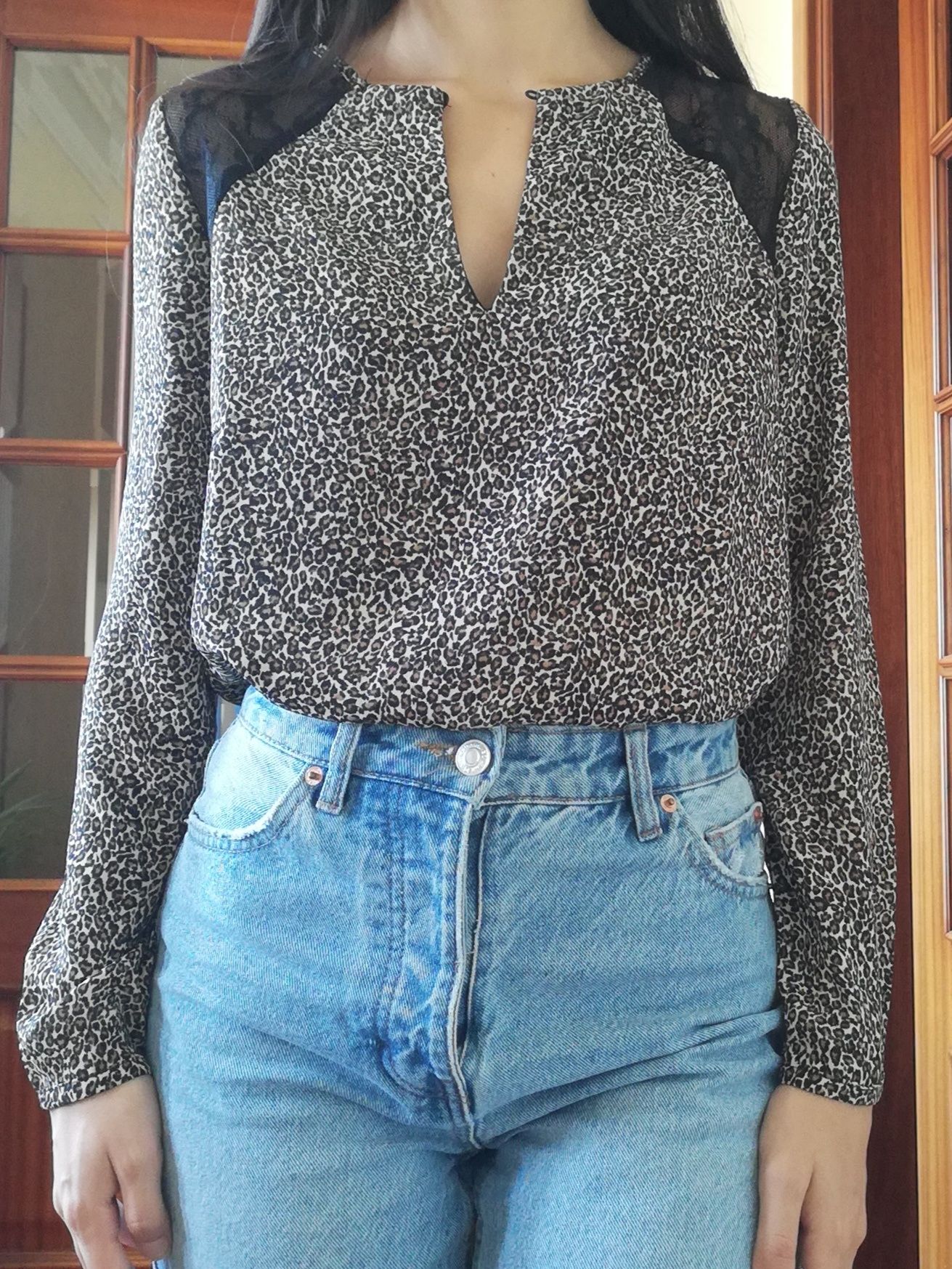 Blusa com padrão leopardo nova