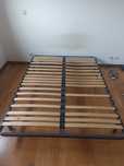 cama com estrutura metálica