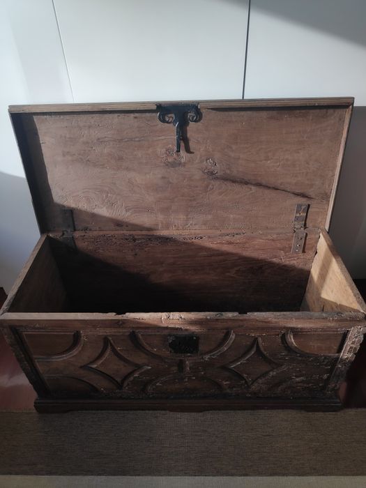Arca rústica, antiga, em castanho: