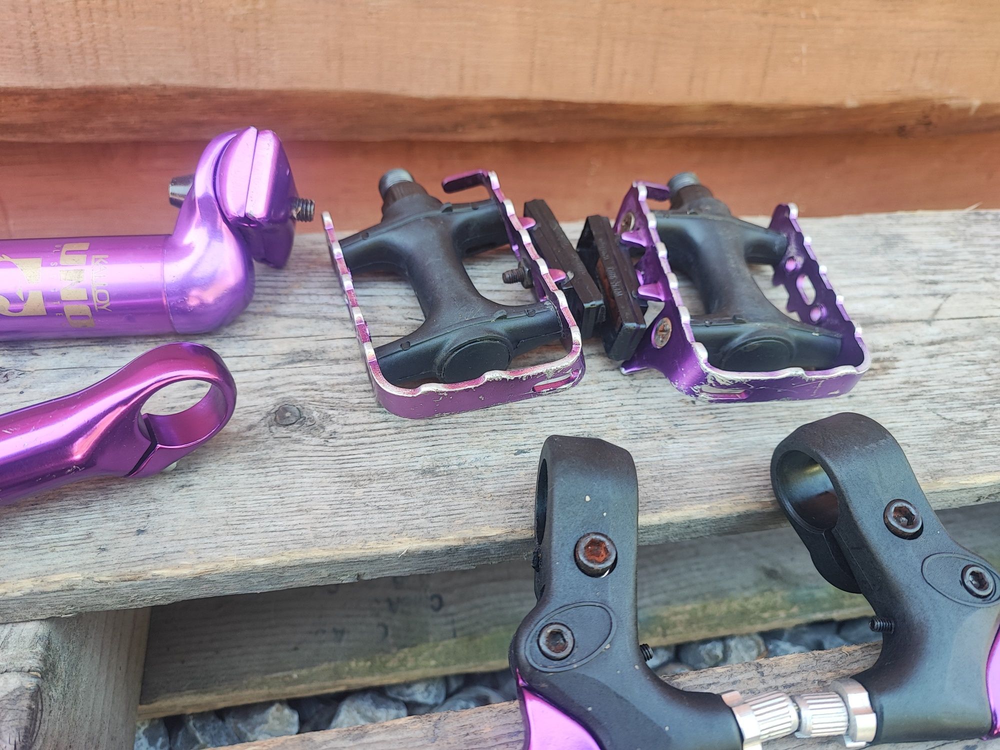 Purpurowe fioletowe części rowerowe sztyca hamulce  Tranz-X retro mtb