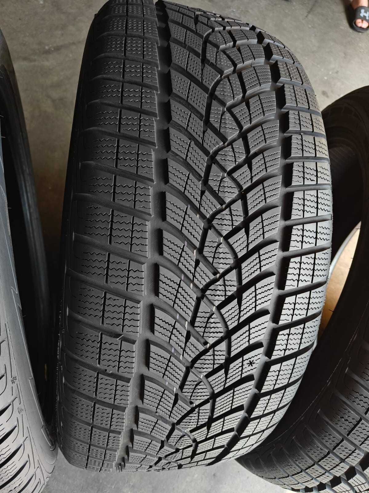 R20 275 45 шини зимові в ідеалі GoodYear Ultragrip Ice SUV майже 24р