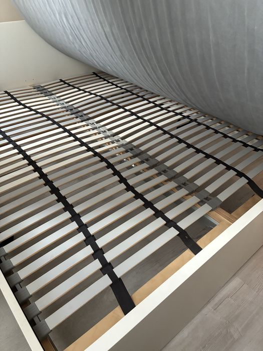 Białe łóżko dwuosobowe z materacem, 160x200cm, ikea ASKVOLL 2os.