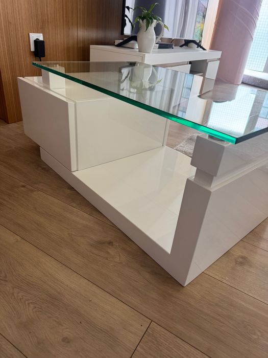 Mesa de centro com tampo em vidro