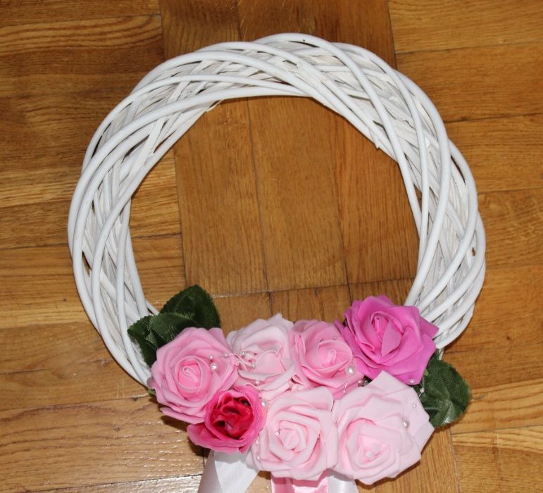 Wianki wiklinowe białe z kwiatami