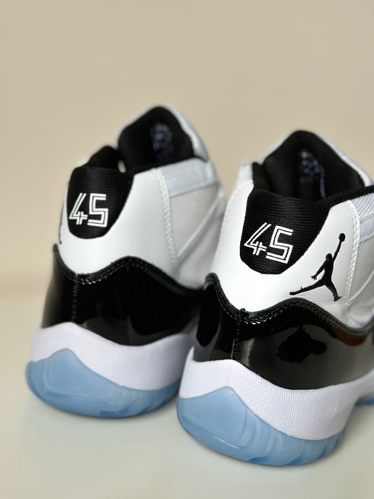 Чоловічі кросівки Air Jordan 11 Retro Black white кроссовки