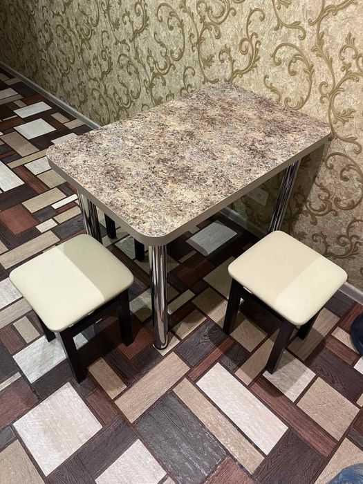 Кухонный стол со стульями