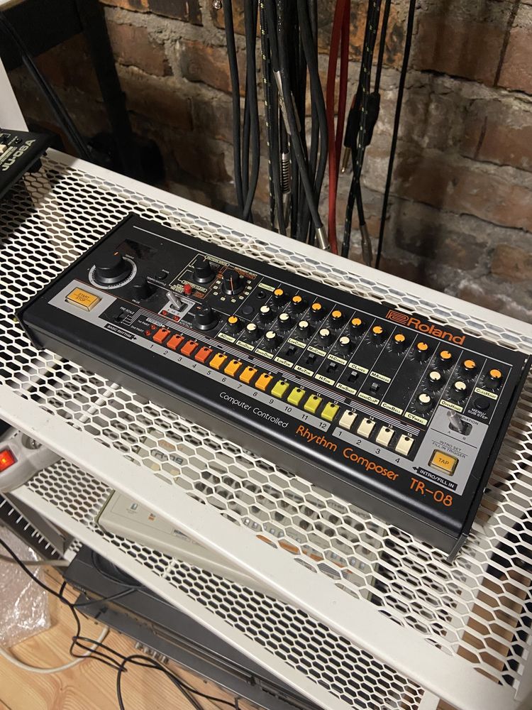 Roland tr 08 replika legendarnego automatu perkusyjnego  syntyzatora