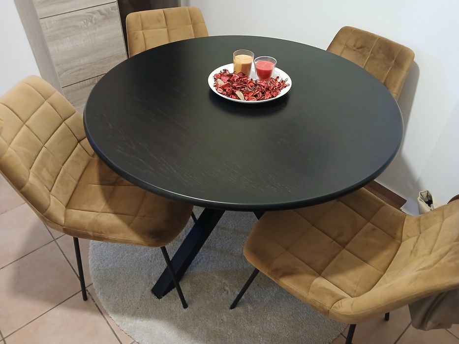 Mesa redonda de 110cm de diâmetro com 4 cadeiras e carpete redonda