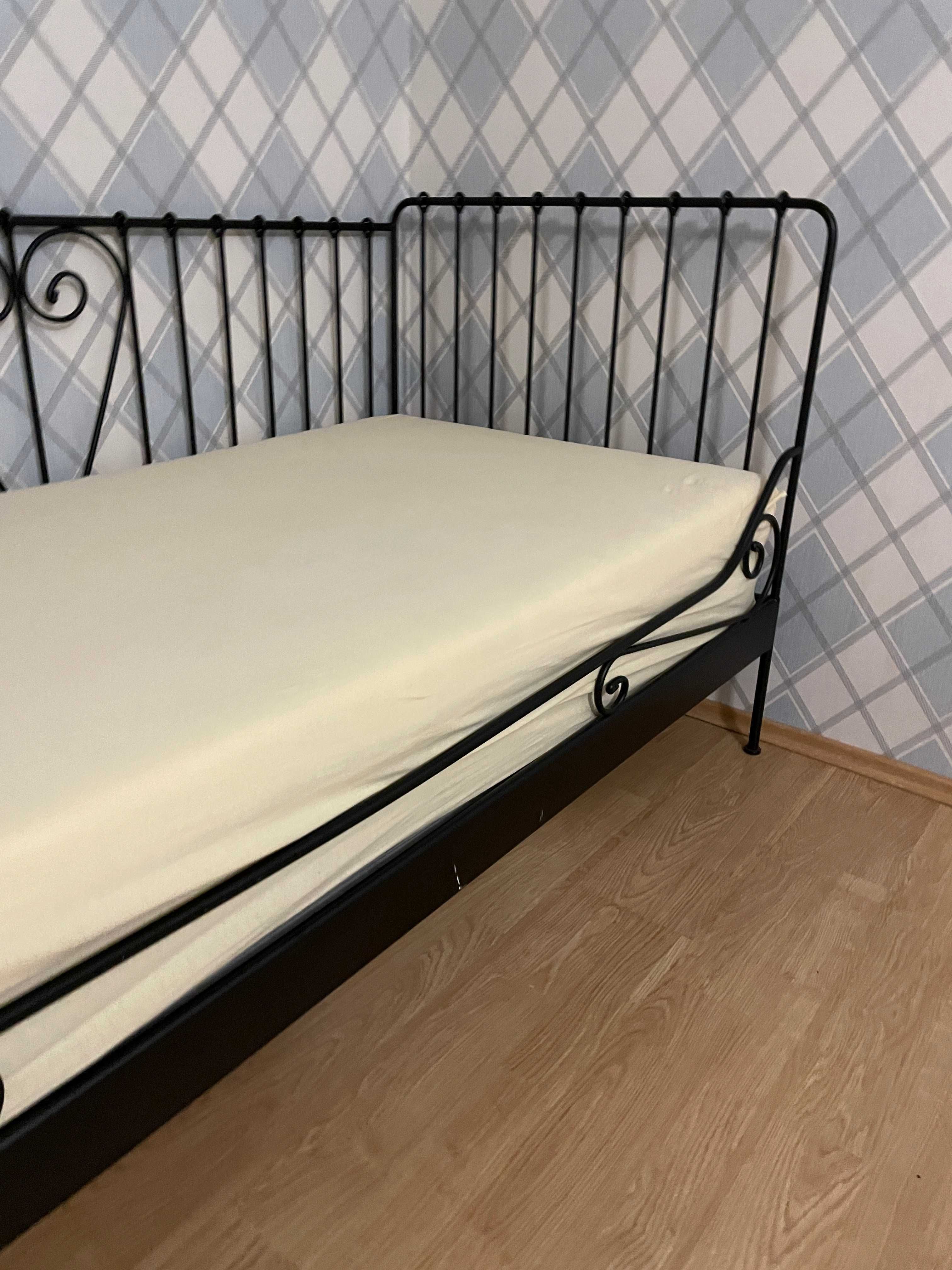 Metalowe łóżko dla nastolatki, czarne, Ikea,