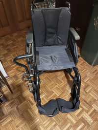 Cadeira de rodas especial para ser utilizada só com a mão direita