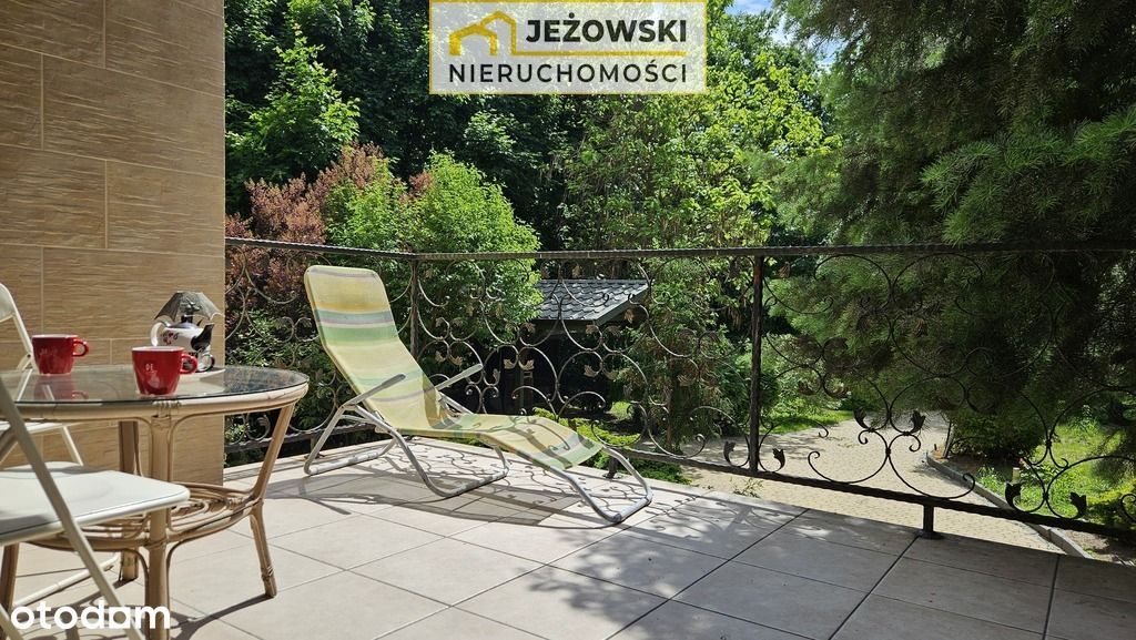 Dom z garażem i dużym ogrodem w Janowcu nad Wisłą.