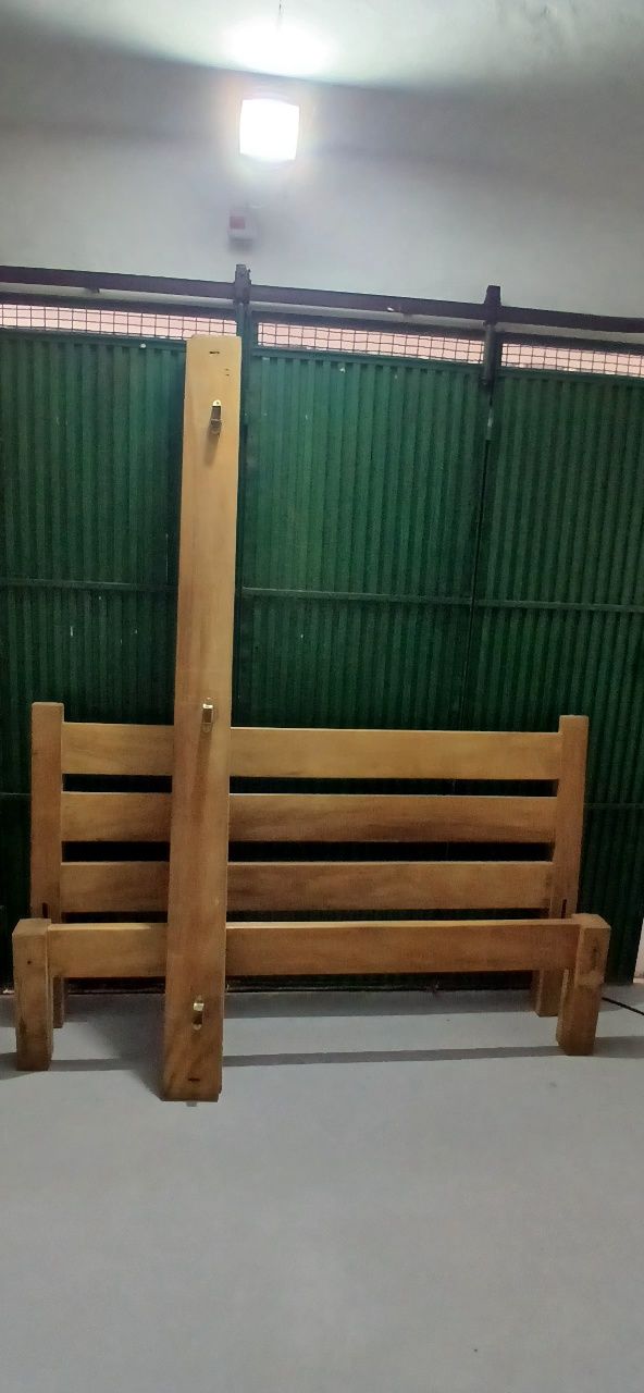 Cama de casal em madeira maciça  robusta estilo clássico