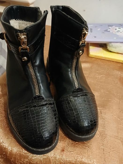 Зимові ботинки на дівчинку 35р. Шкіра, хороший стан.