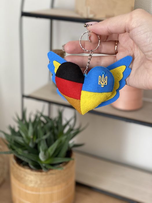 Подарунки за кордон/Брелоки з символікою будь-яких країн світу