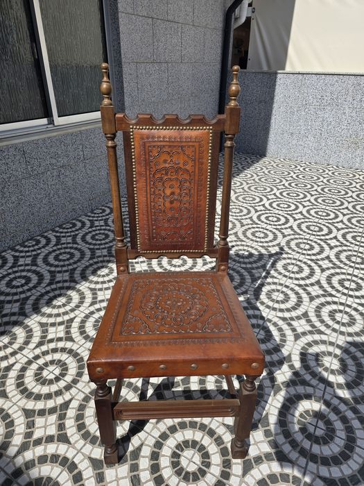 Mesa madeira com 8 cadeiras em couro sem riscos nem mossas