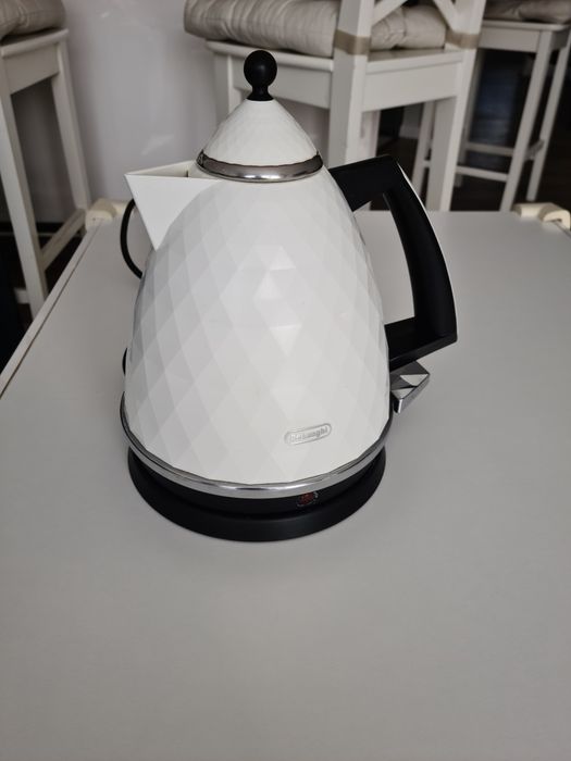 Komplet czajnik elektryczny oraz toster Delonghi
