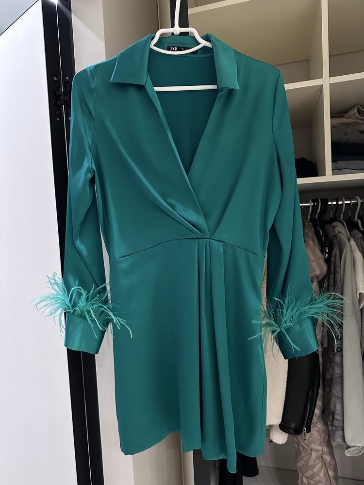 Изумрудное платье с перьями zara