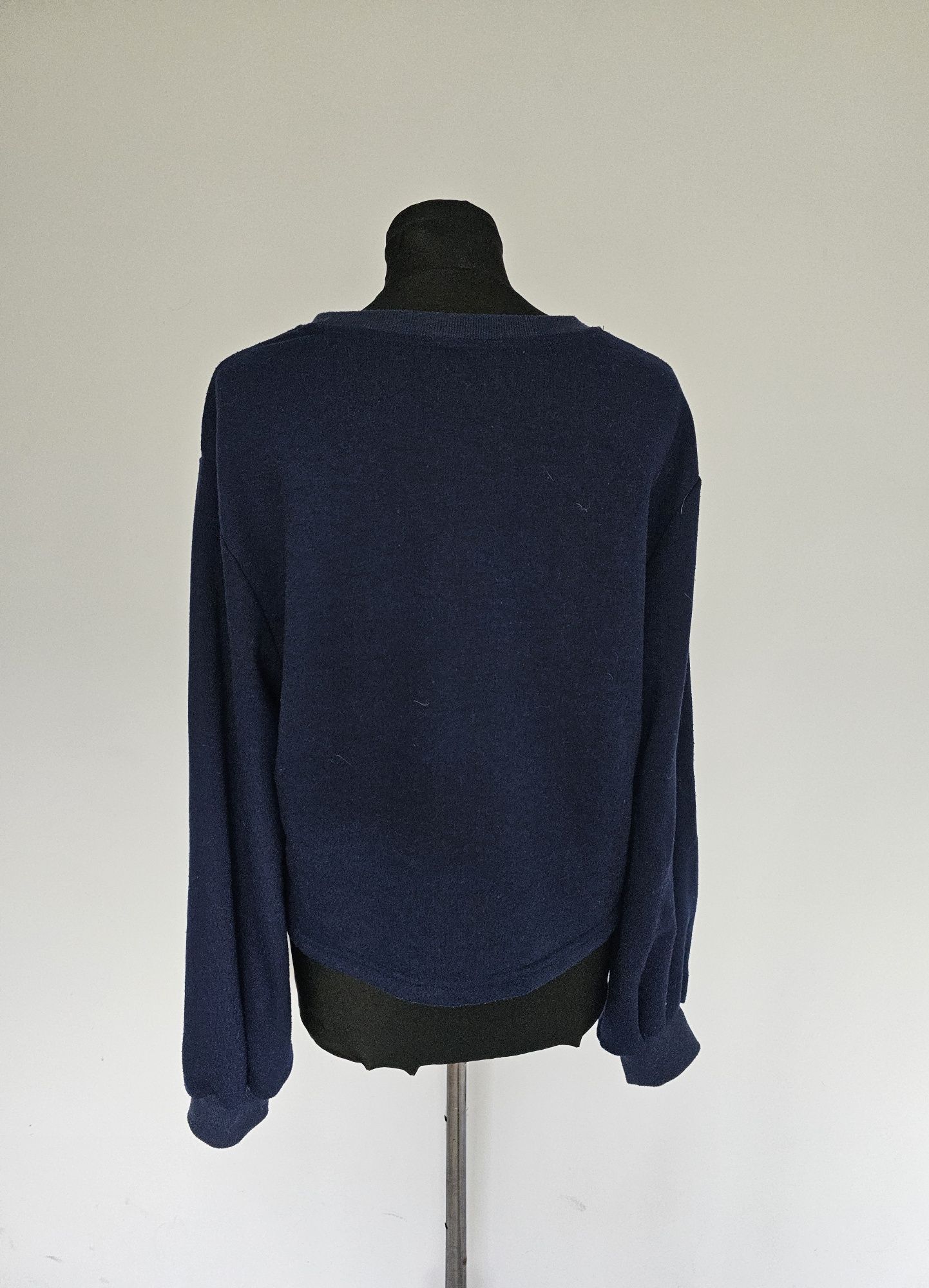 Granatowy sweter z bufiastym rękawami i białymi kwiatami oversize crop