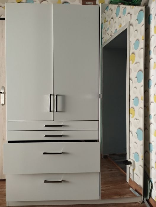 Szafa biała z lustrem