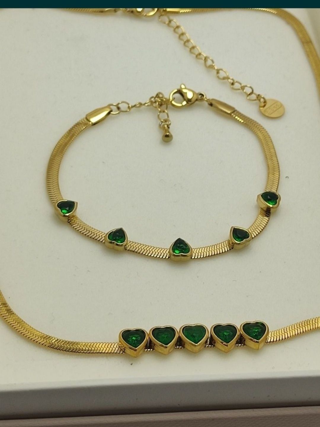 Komplet biżuterii pozłacanej z zielonymi sercami z cyrkonii