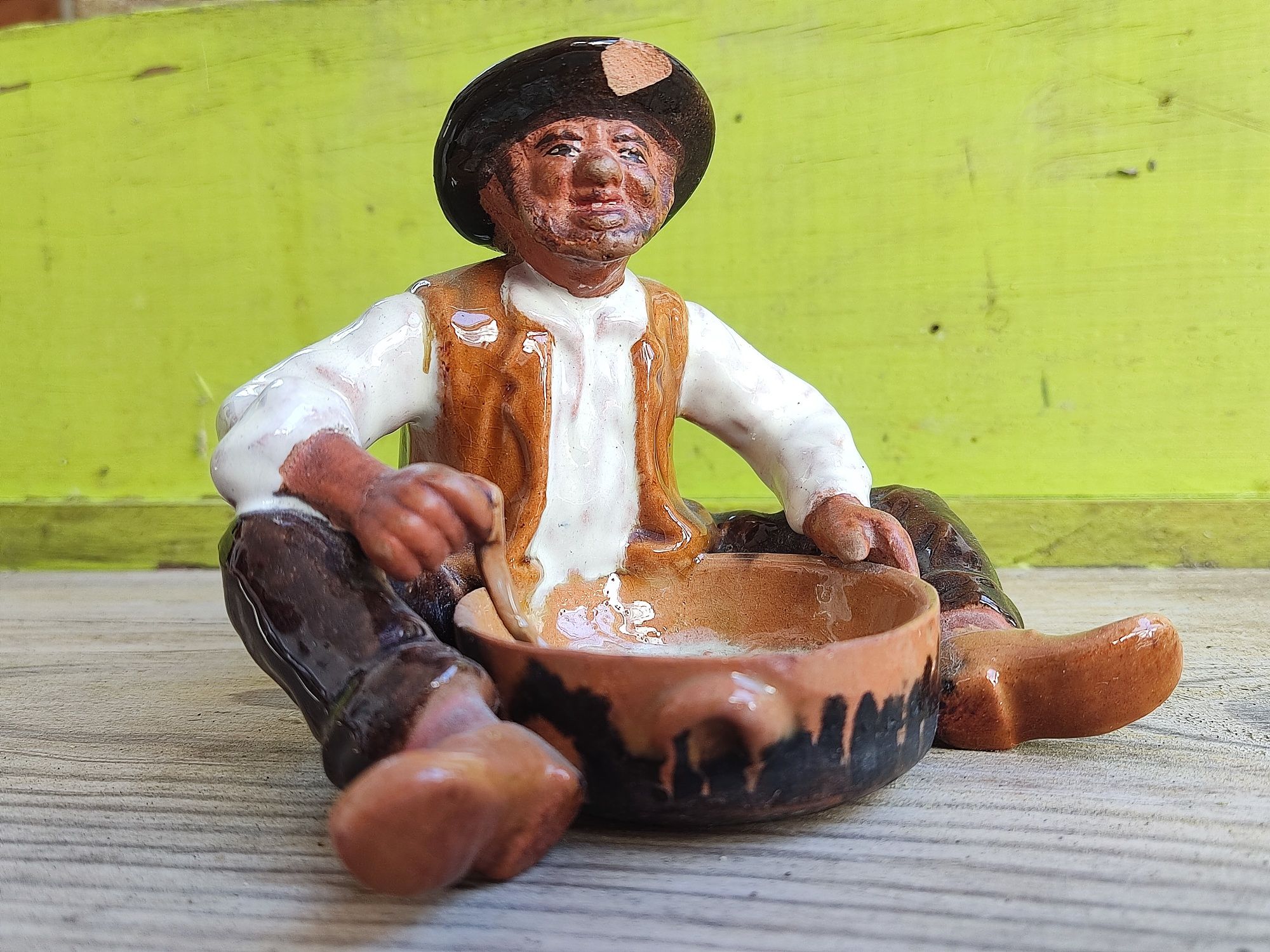 Estatueta Bordalo Pinheiro, Zé Povinho comendo