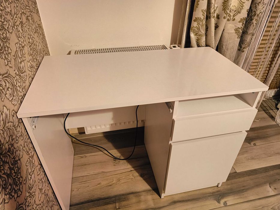Białe biurko w b.dobrym stanie