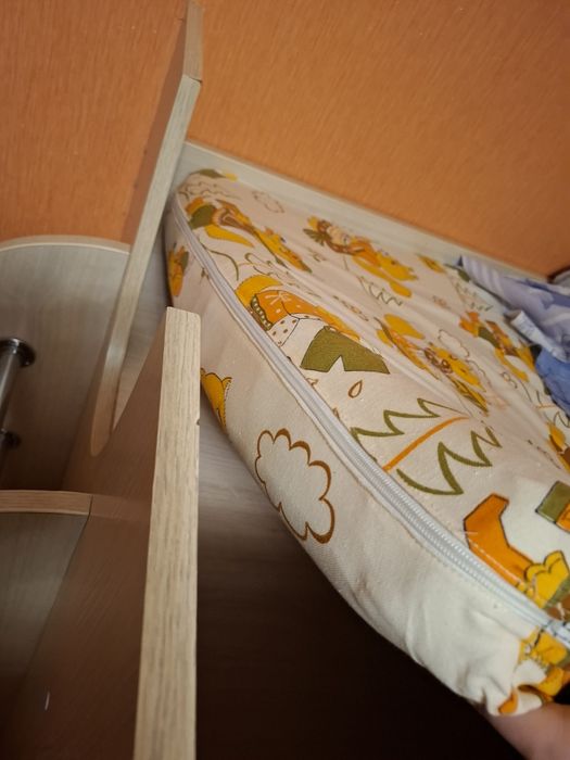 Продам ліжко з комодом та матросом на драбині.