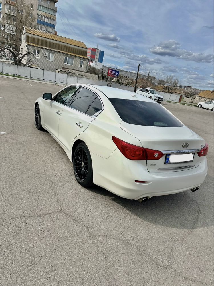 Infiniti Q50 3.7 awd 2015