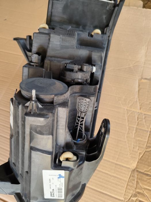 Farol esquerdo Dacia