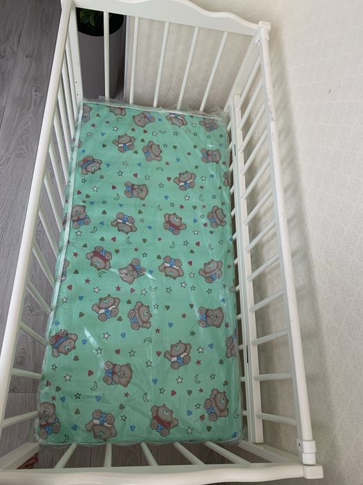 Дитяча кроватка з маятником