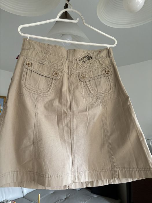 Spódnica damska, krótka w kolorze beżowym, używana.