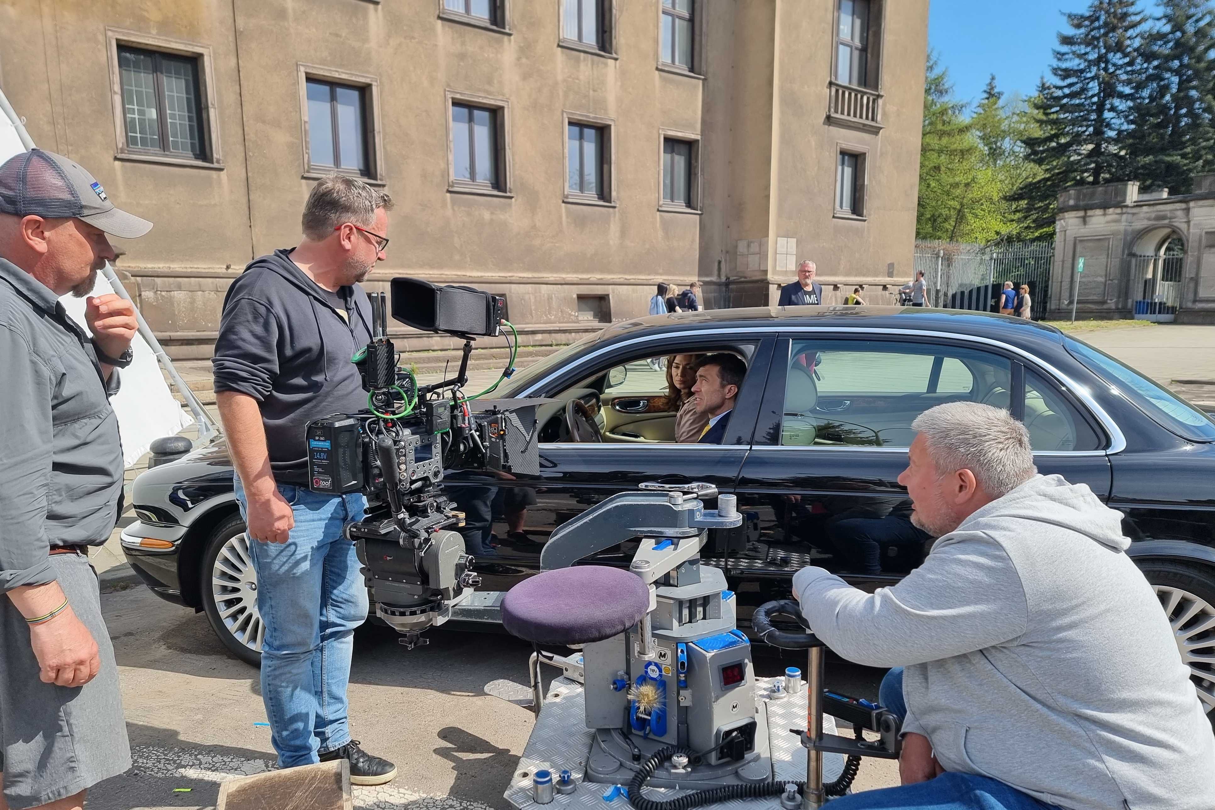 ślubny JAGUAR XJ PREMIUM LONG do ślubu Kielce limuzyna auto samochód