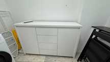 Komoda biała 144 cm z 2 drzwiami i 4 szufladami – Warszawa