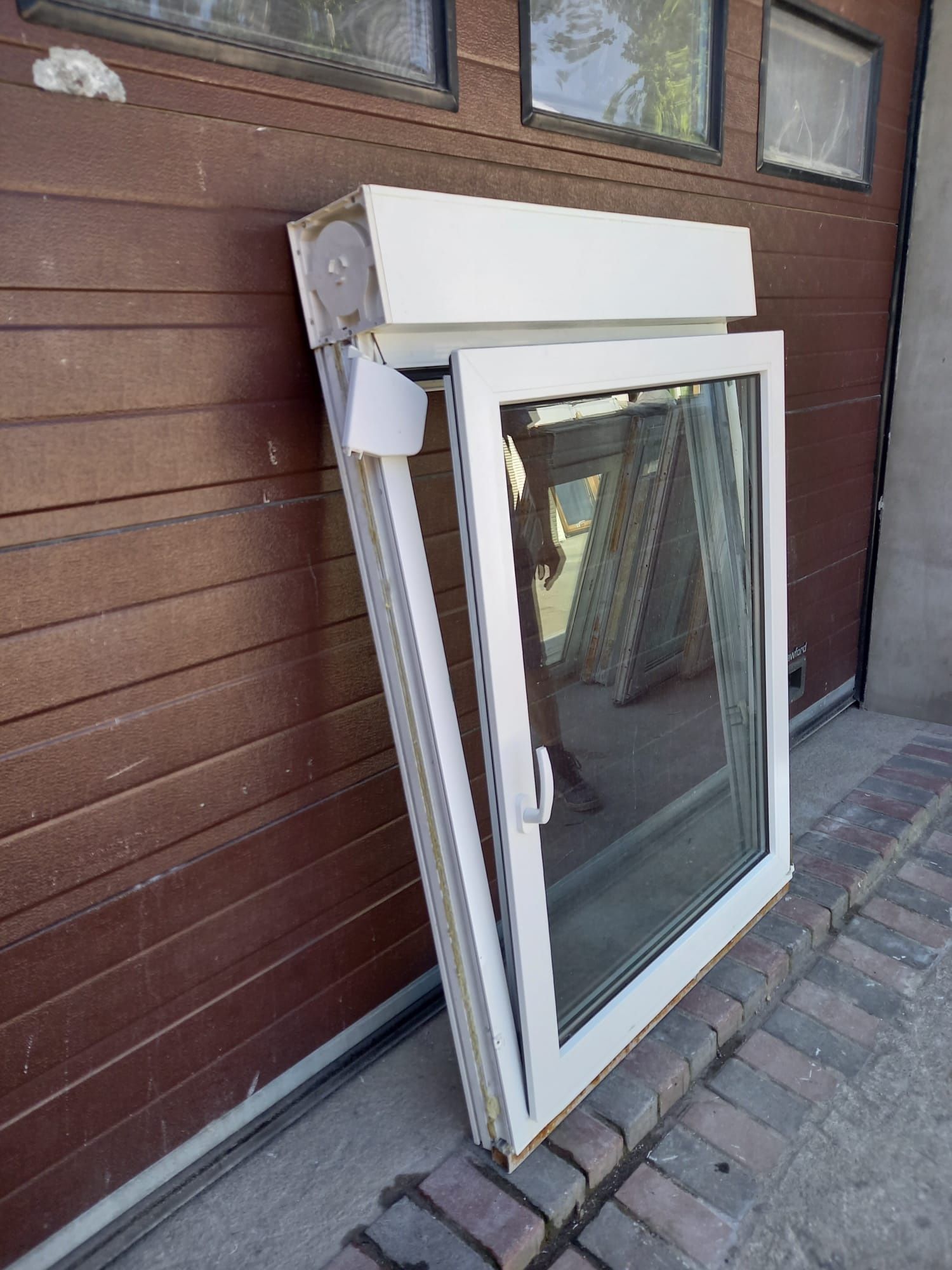 Okno pcv z roletą zewnętrzną 105x146 białe okna DOWÓZ CAŁY KRAJ