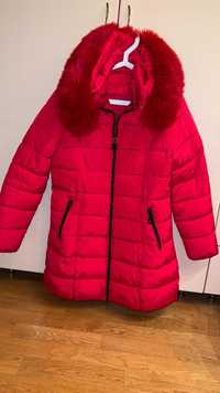 Тепла, червона зимова куртка