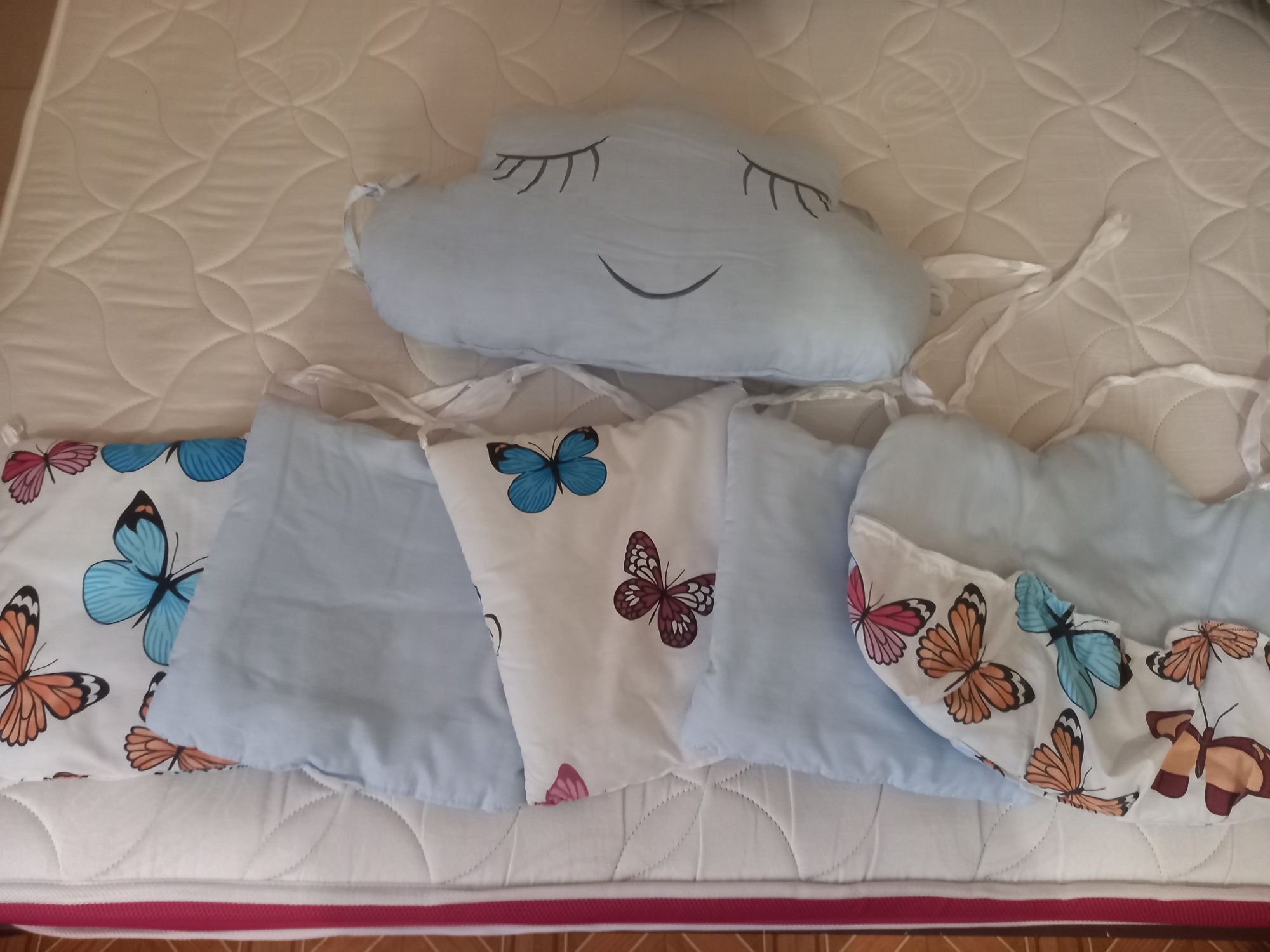 Детская кроватка, матрас, подушечки, одеялко