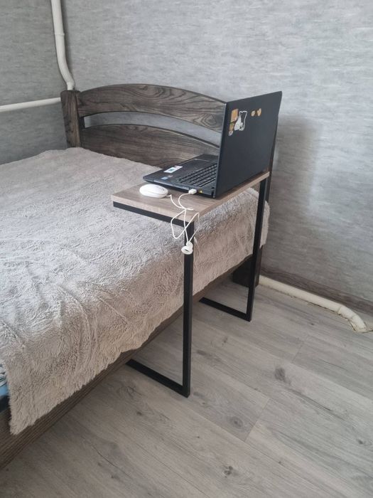 Столик для ноутбуку біля ліжка дивану