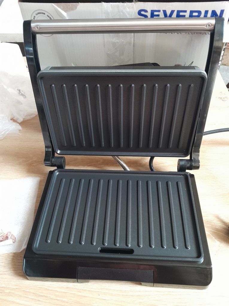 Grill elektryczny wielofunkcyjny 800w severin model 2393 z ociekaczem