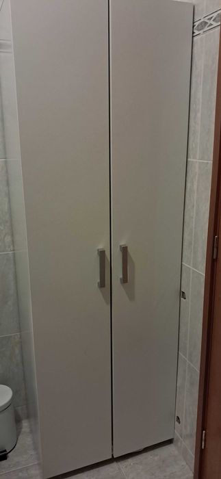 Vendo 3 estantes e e 2 armários de arrumação