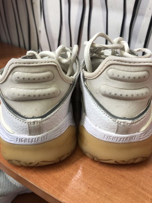 Кросовки adidas.