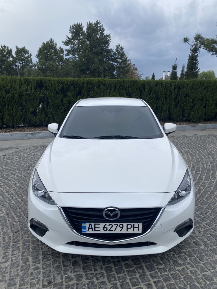 Автомобиль Mazda 3 2016 год