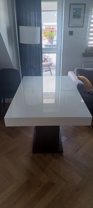 Stół do salonu biały