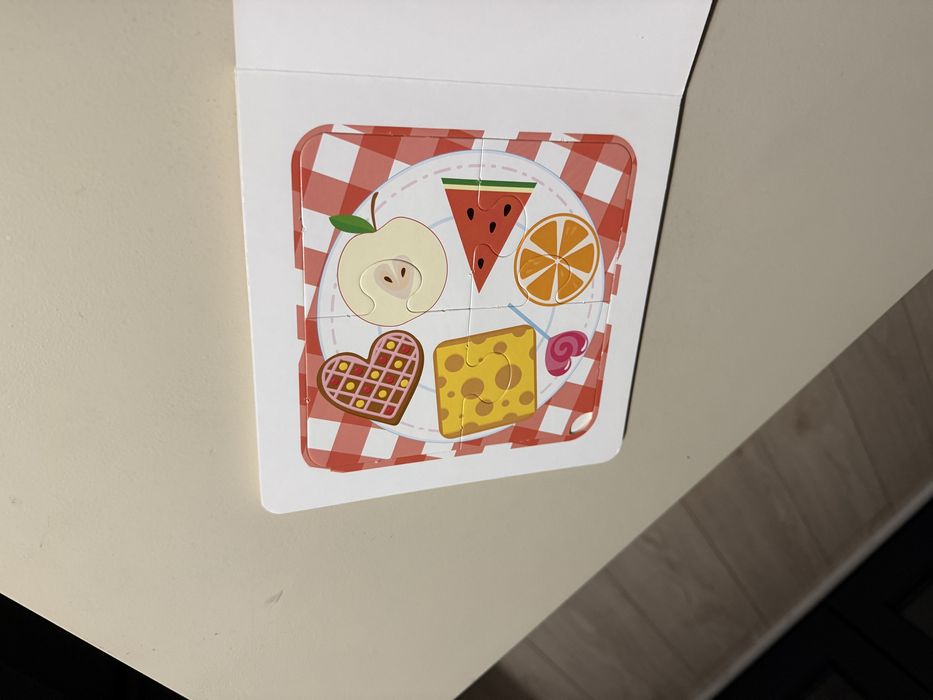 Zabawa w kształty - książka z puzzlami+ sensoryczne puzzle